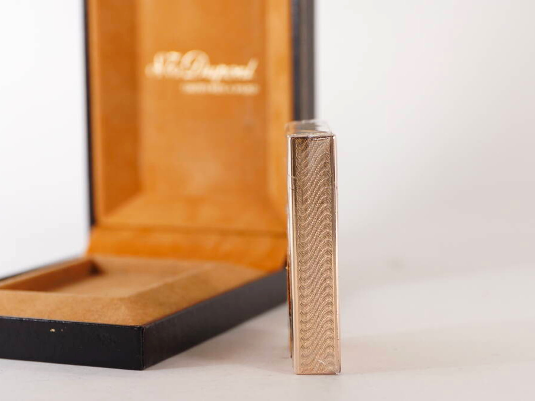 S.T.Dupont エステーデュポン L2系 ガスライター 1点 原箱付 ゴールドカラー 波状デザイン 現状品 · plate 4