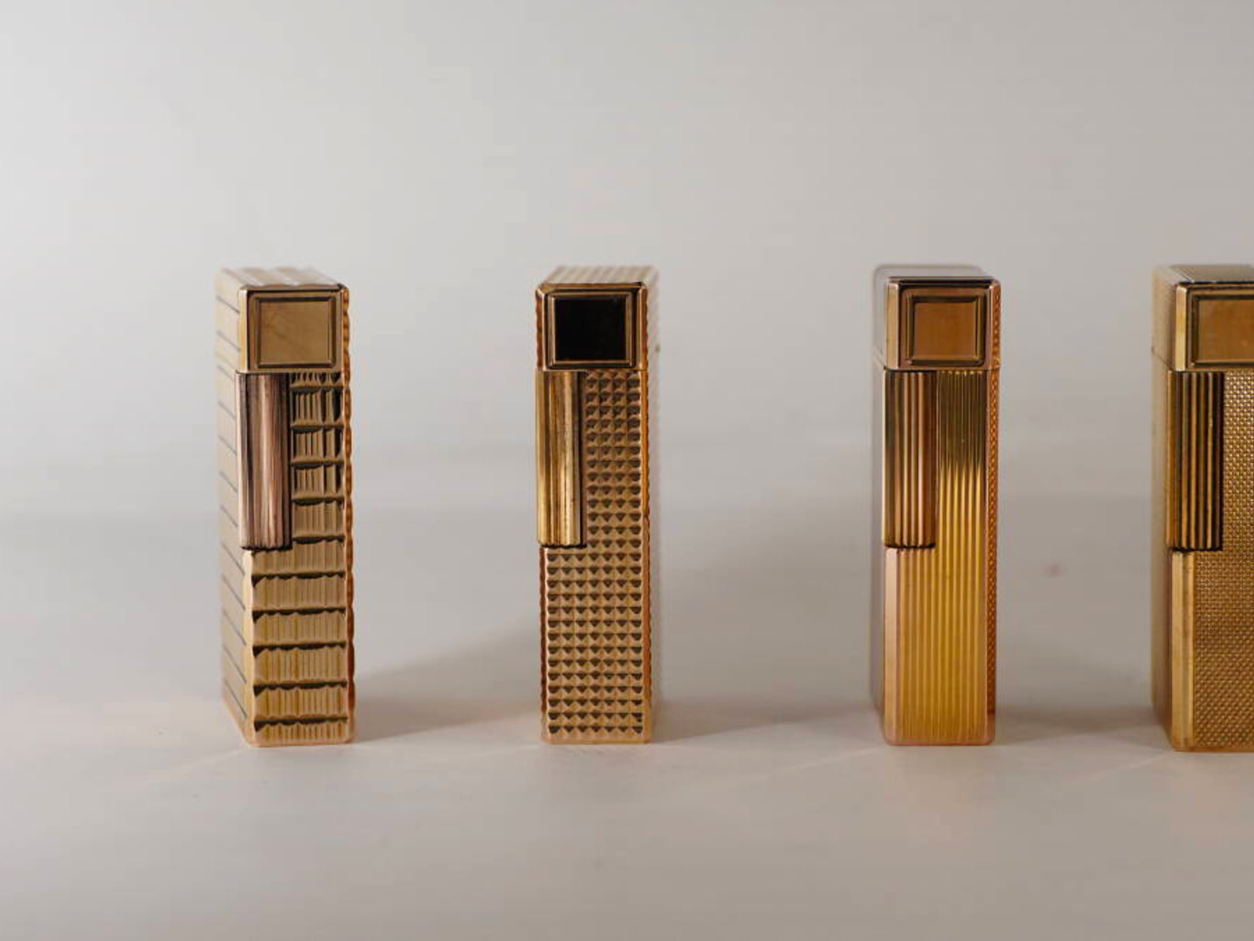 S.T.Dupont エステーデュポン L1系 ガスライター 4点セット ゴールドカラー 各種デザイン 現状品 · plate 9