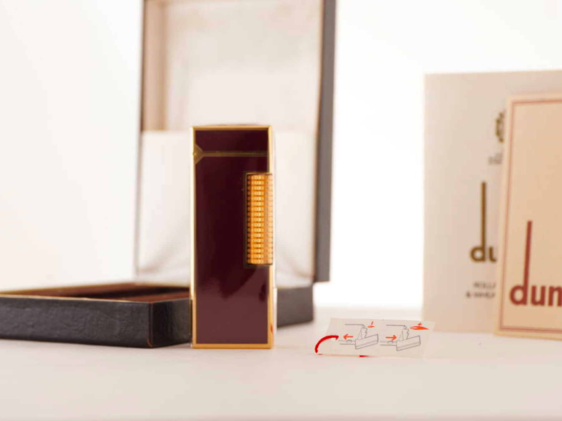 dunhill ダンヒル表記 レッド系 漆調 ガスライター ケース・書類付 ジャンク品