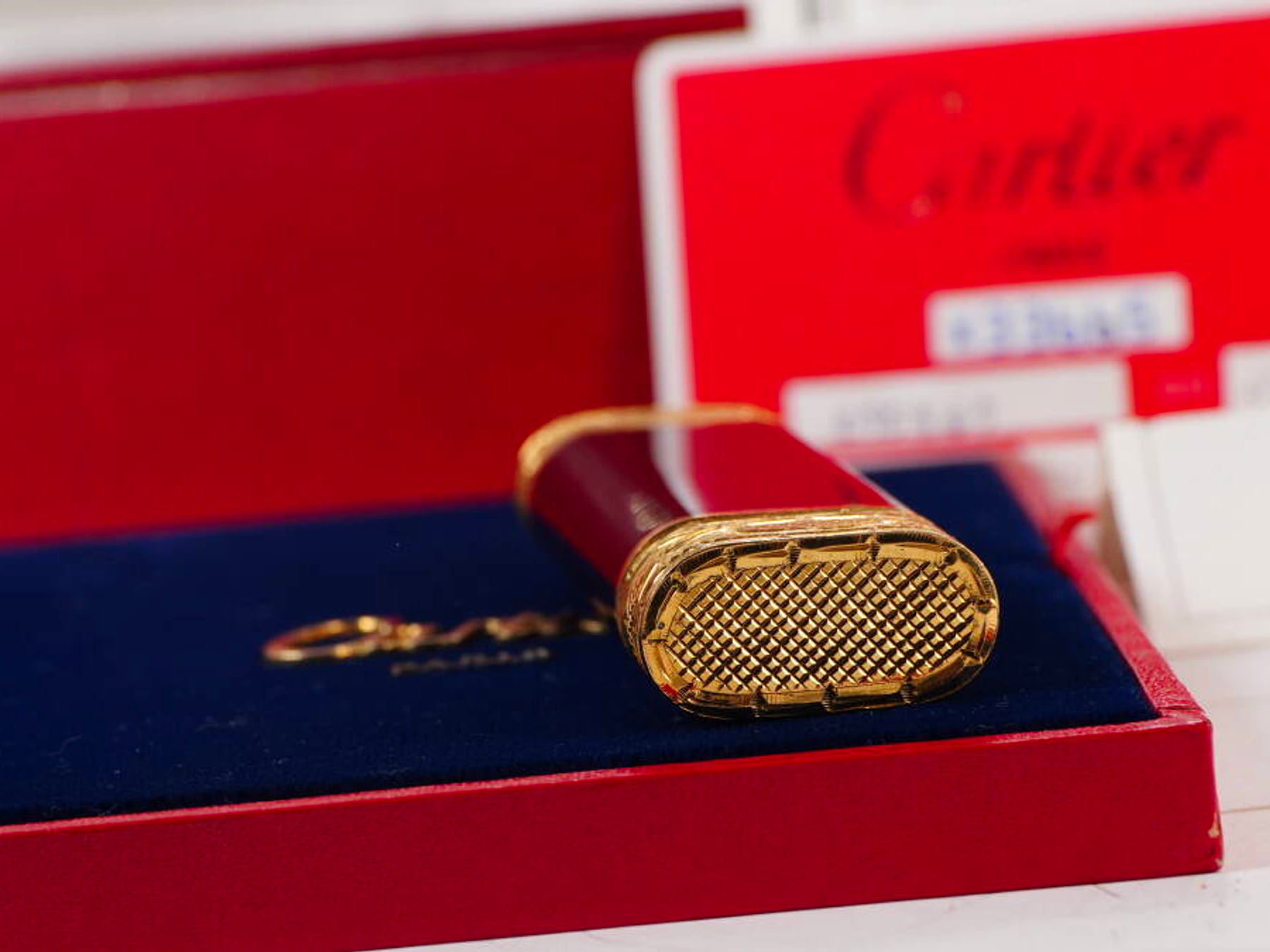 Cartier カルティエ ガスライター ゴールドカラー レッド系 18K 93.7g 箱・冊子・カード付 · plate 6